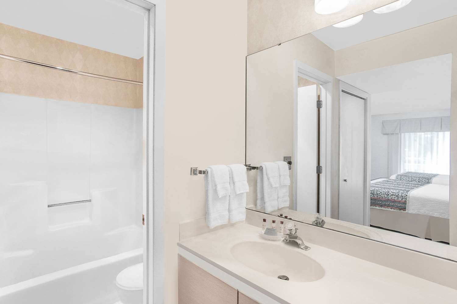 Hawthorn Suites by Wyndham Green Bay 8/10