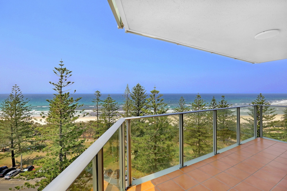 Pacific Regis Apartments 14/79