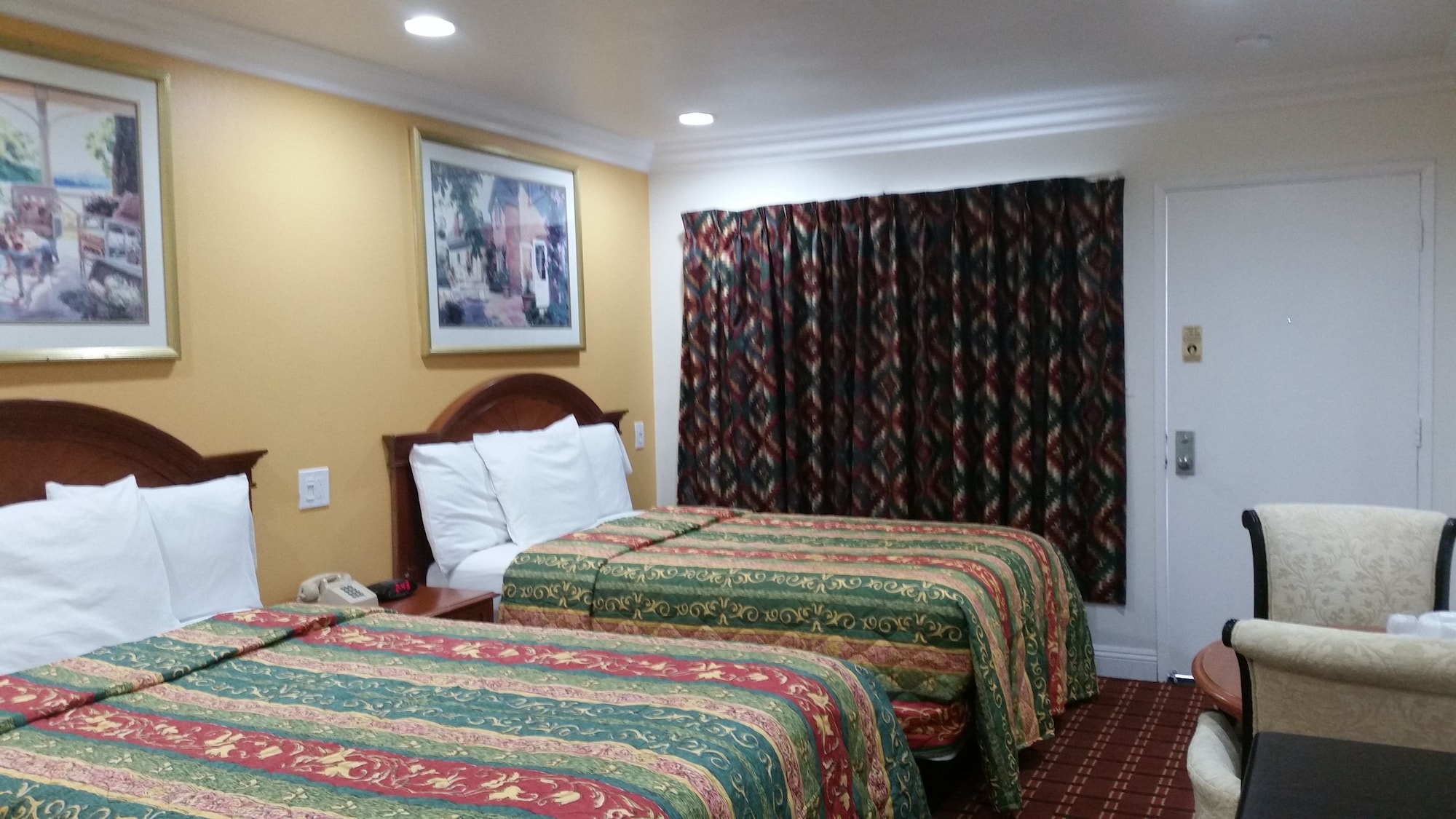 DELUXE, 2 DOUBLE BEDS