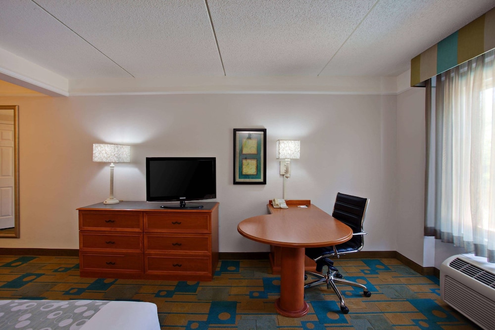 La Quinta Inn Suites Winston Salem 59/64