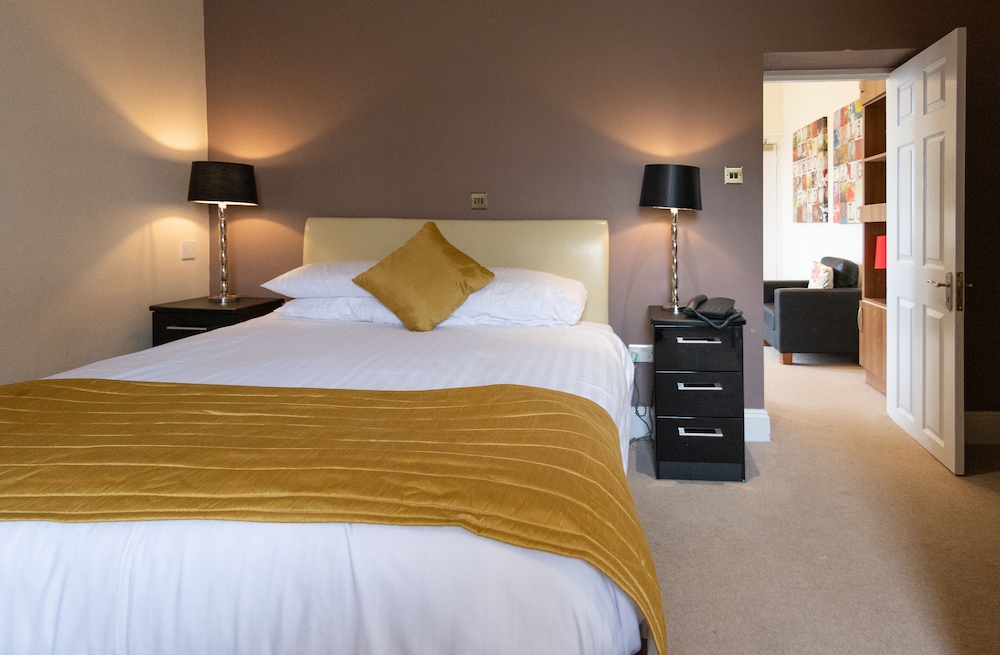 The Carlton Manor Hotel 19/36