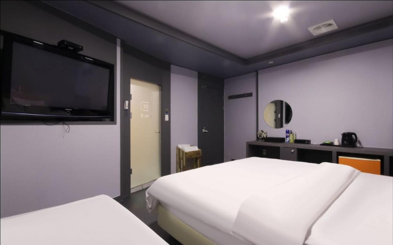 غرفة بسرير مزدوج أو سريرين منفصلين بإطلالة على المدينة، Color M Motel 5/7