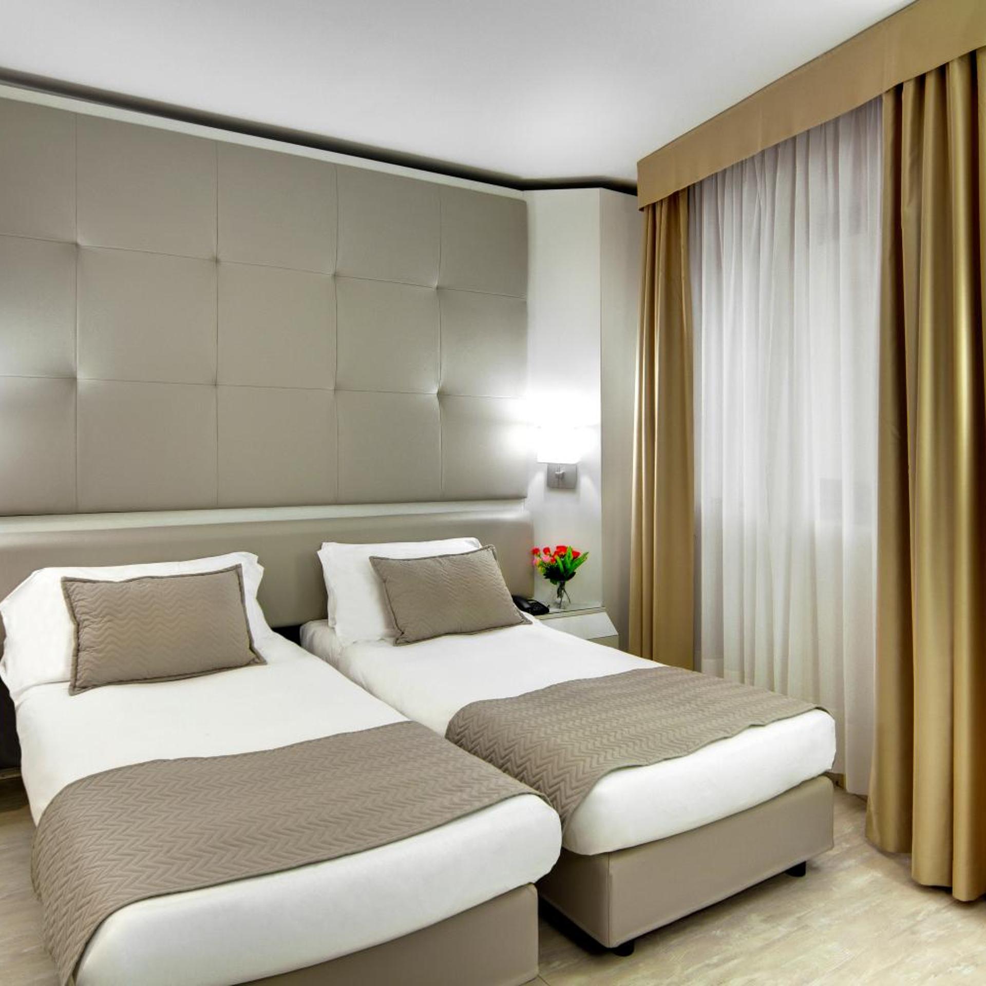 ROOM, DOUBLE BED