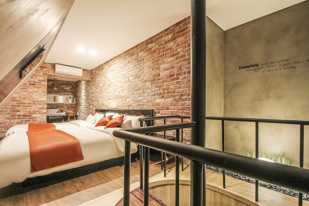 Hotel 2.4 18/50