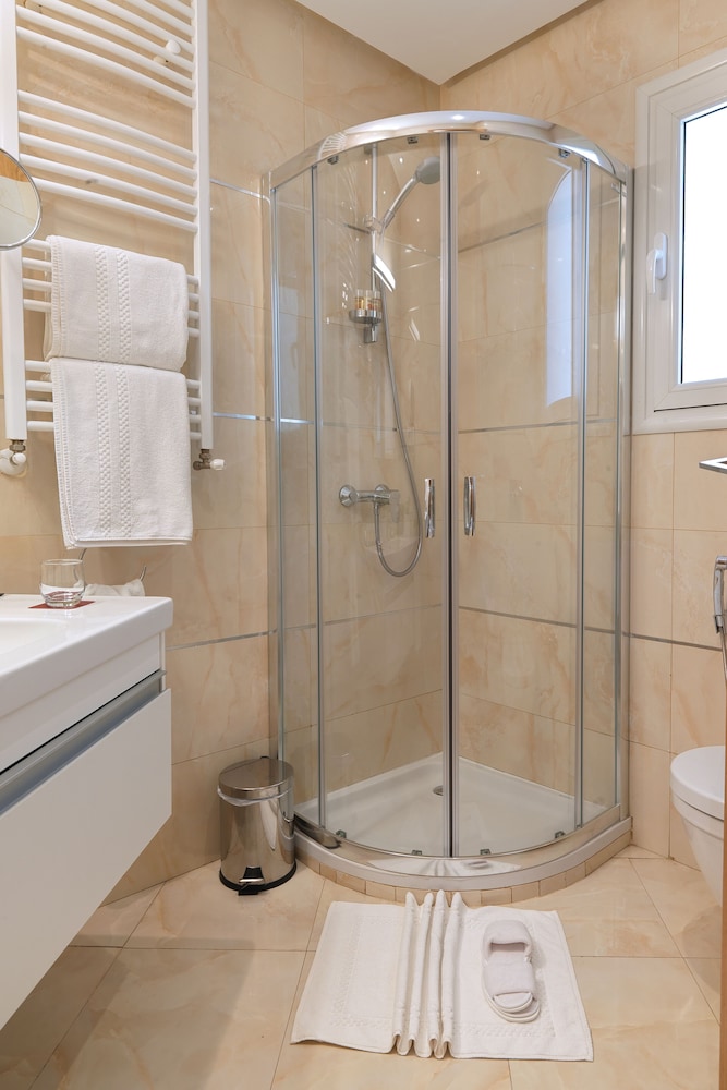 ADAM Hotel Suites 54/59