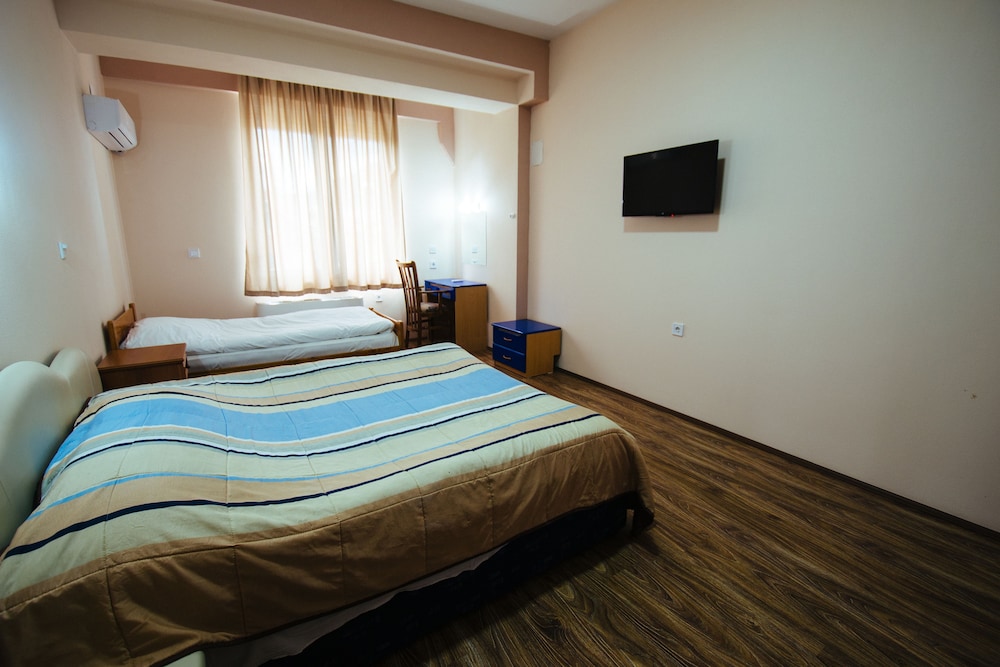 Kristal Palace Hotel 11/71