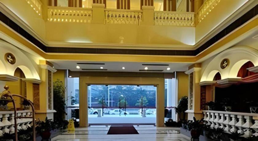 Vienna Hotel (Shenzhen Pinghu Center Metro Station) 22/42