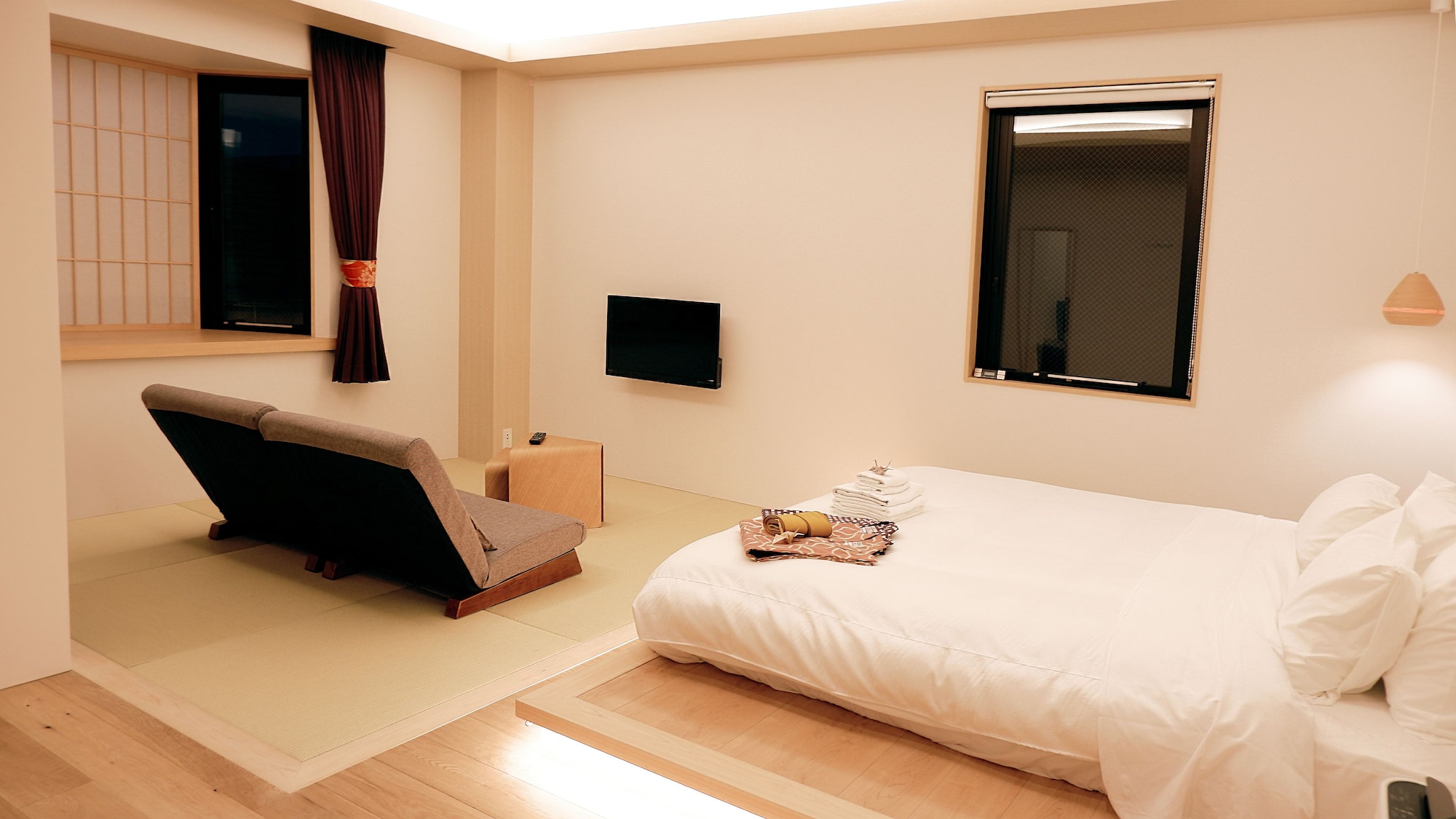 ROOM, KING BED