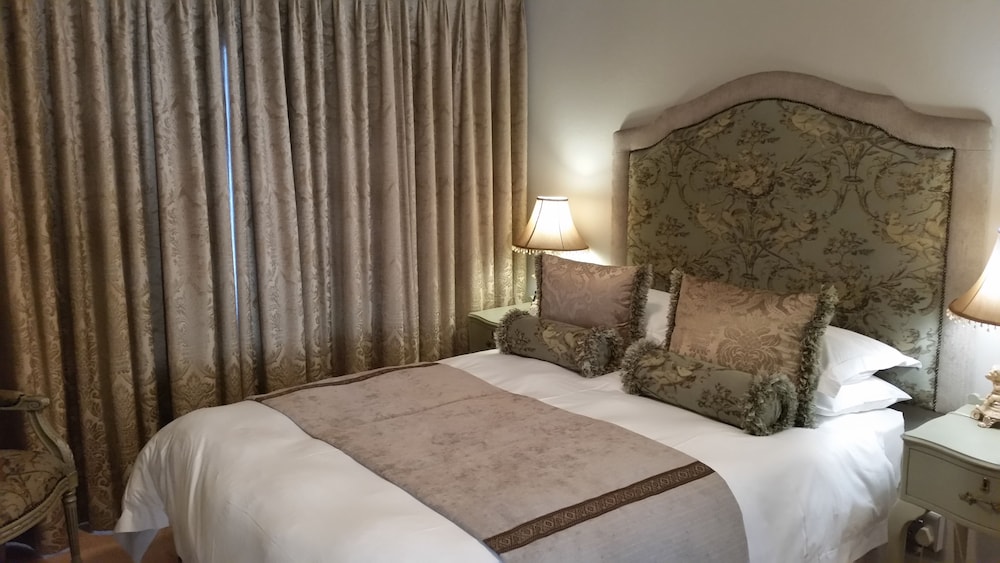 Royal Ridge Guest House and Apartments 14/70