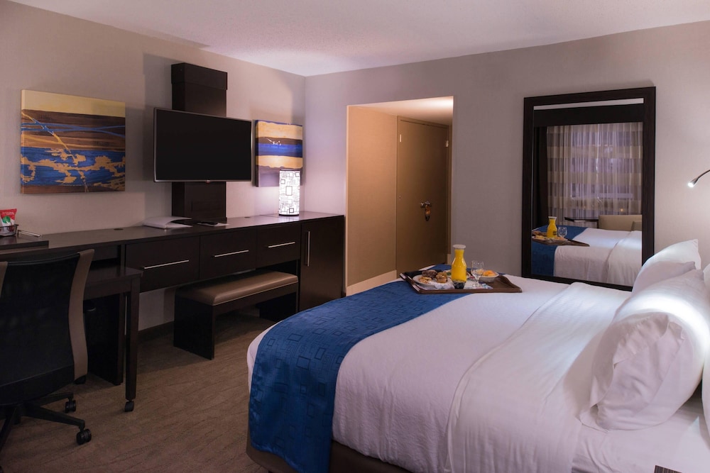 SUITE, QUEEN BED, ACCESSIBLE