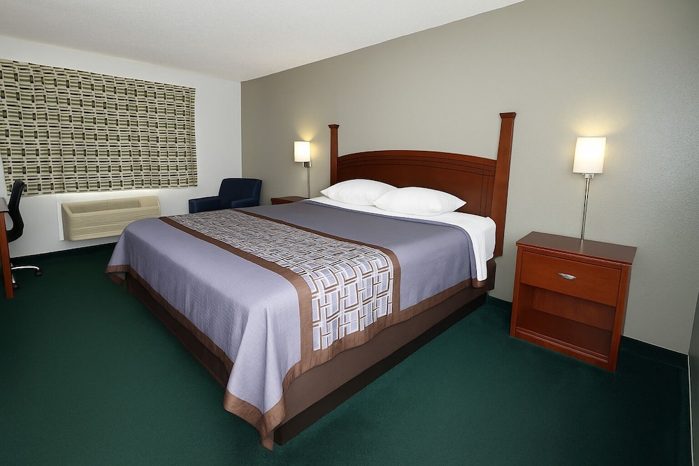 Room, King Bed, Rodeway Inn Milaca 3/5
