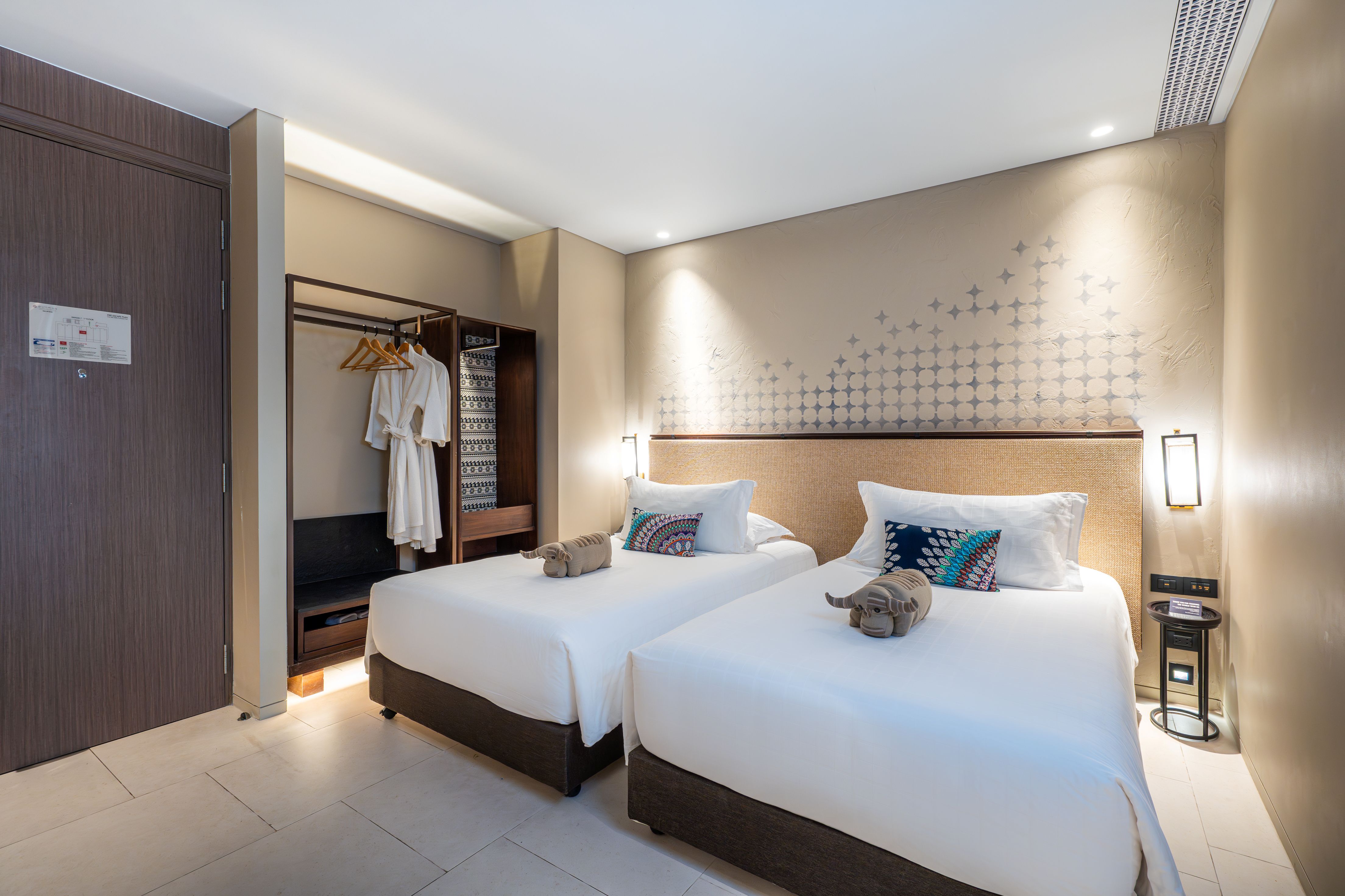 Family Suite, King and Twin Beds, Pool Access