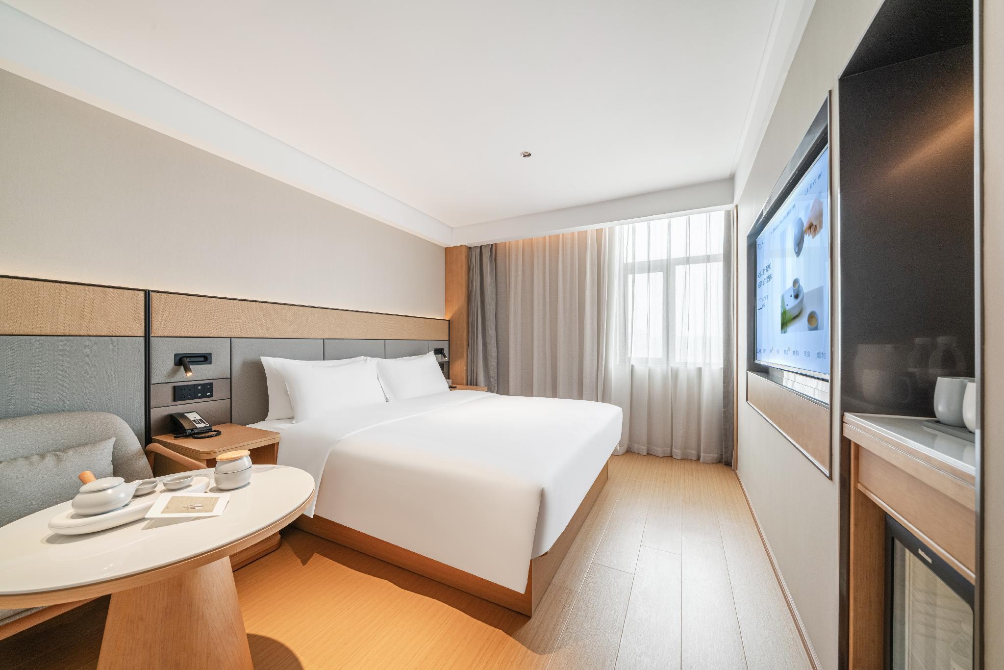 Superior, King Bed, Ji Hotel (Shanghai Zhoupu Wanda Plaza) 3/3