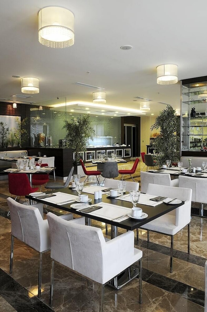 DEMORA HOTEL 34/64