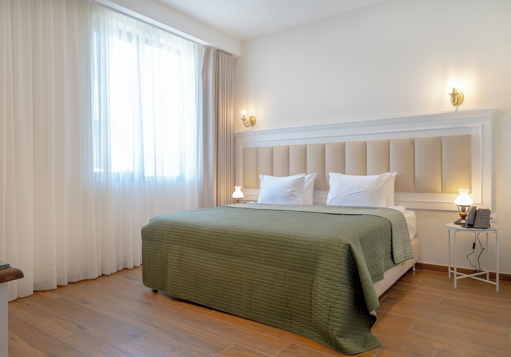 SUPERIOR, DOUBLE OR TWIN BED