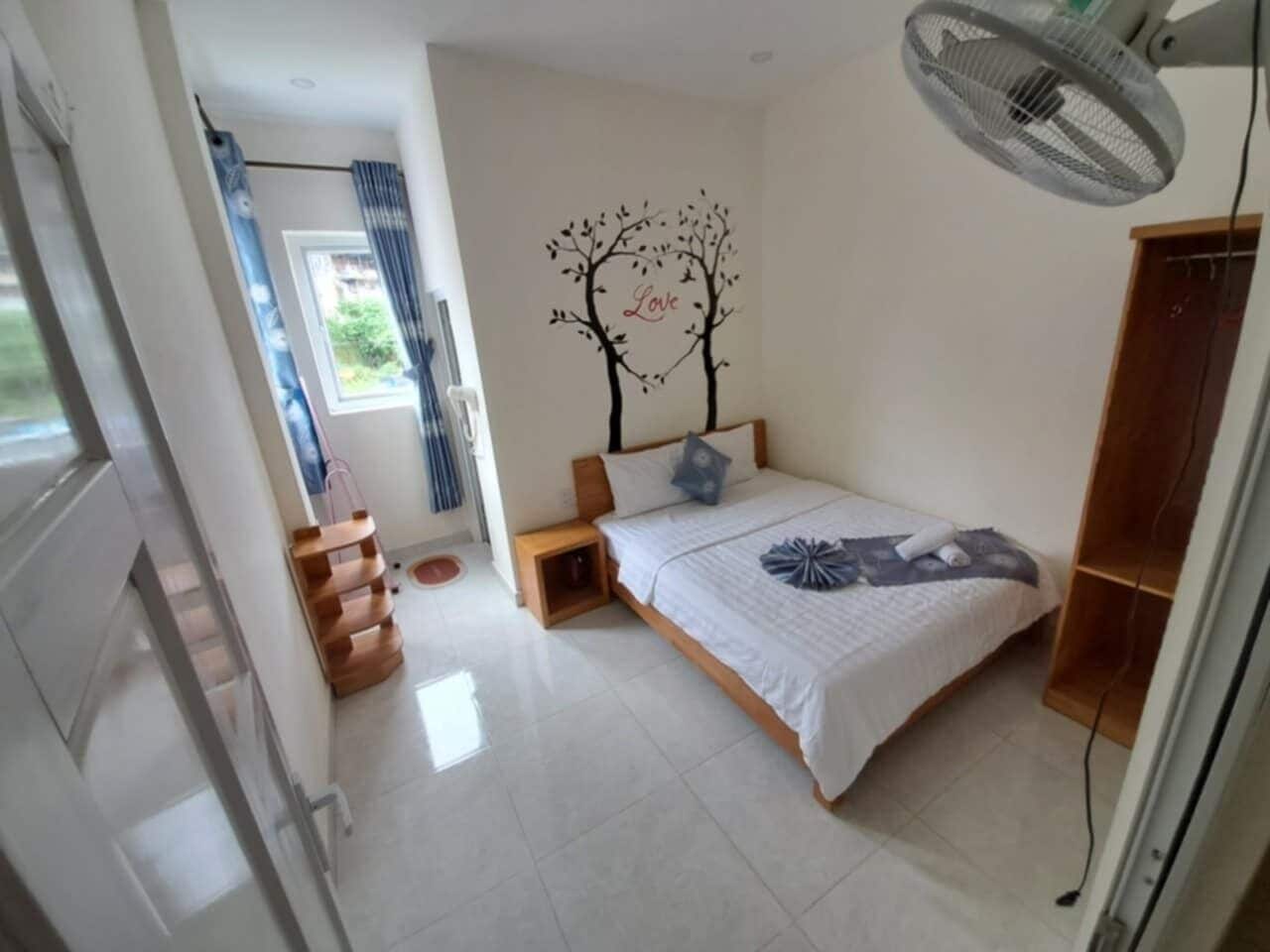 ROOM, DOUBLE BED