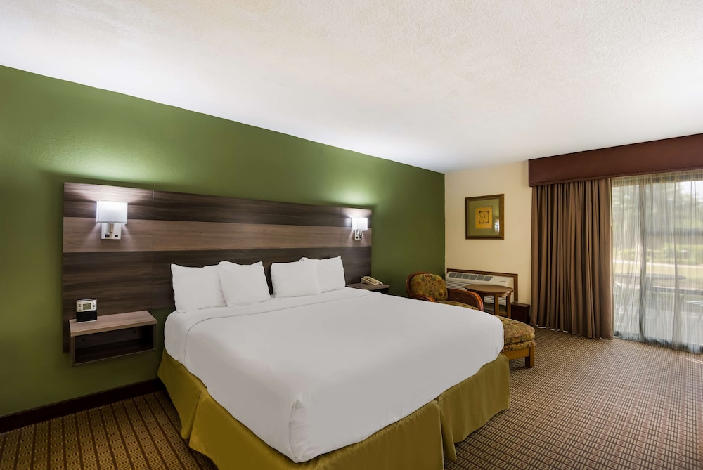 Standard, King Bed, Courtyard View, Patio