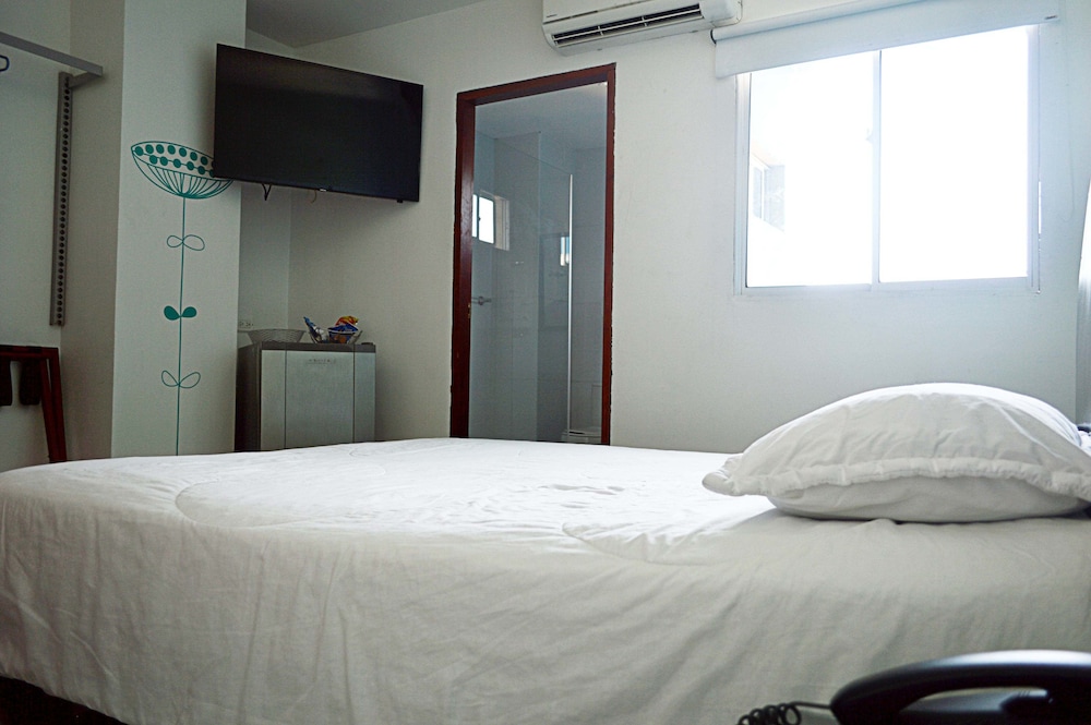 HOTEL INTERSUITES 6/21