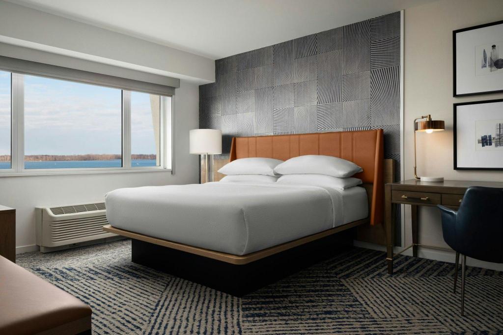 1 Bedroom, Sunset, Suite, King Bed, Bay View, Sofa, Club Lounge Access, High Floor