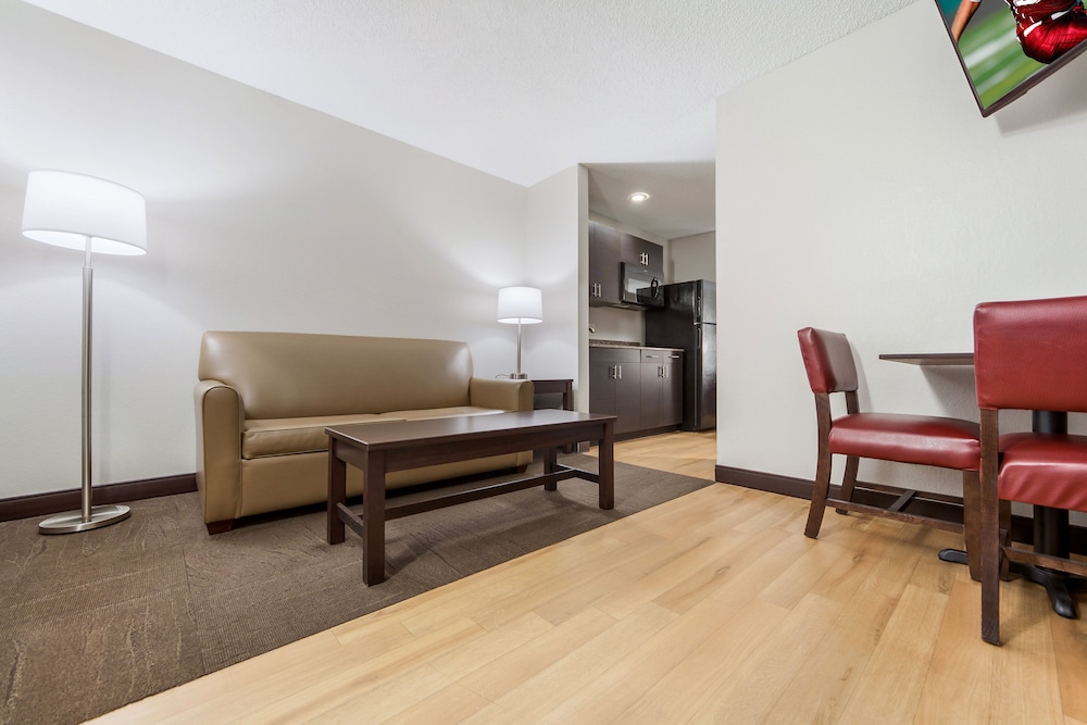 Red Roof Inn & Suites Omaha - Council Bluffs 30/47