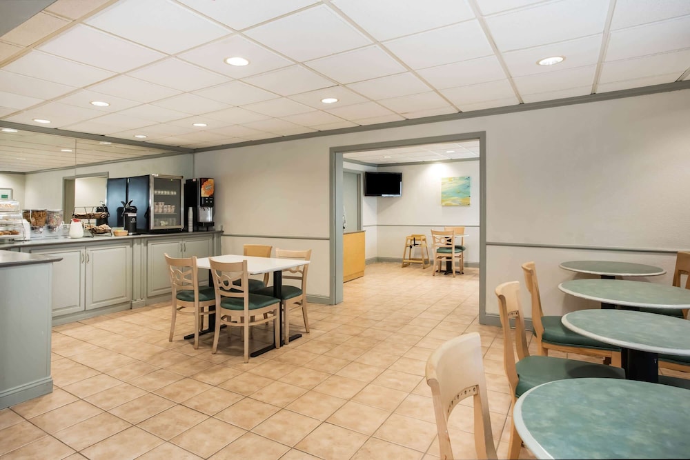 La Quinta Inn & Suites by Wyndham Melbourne Viera 43/56
