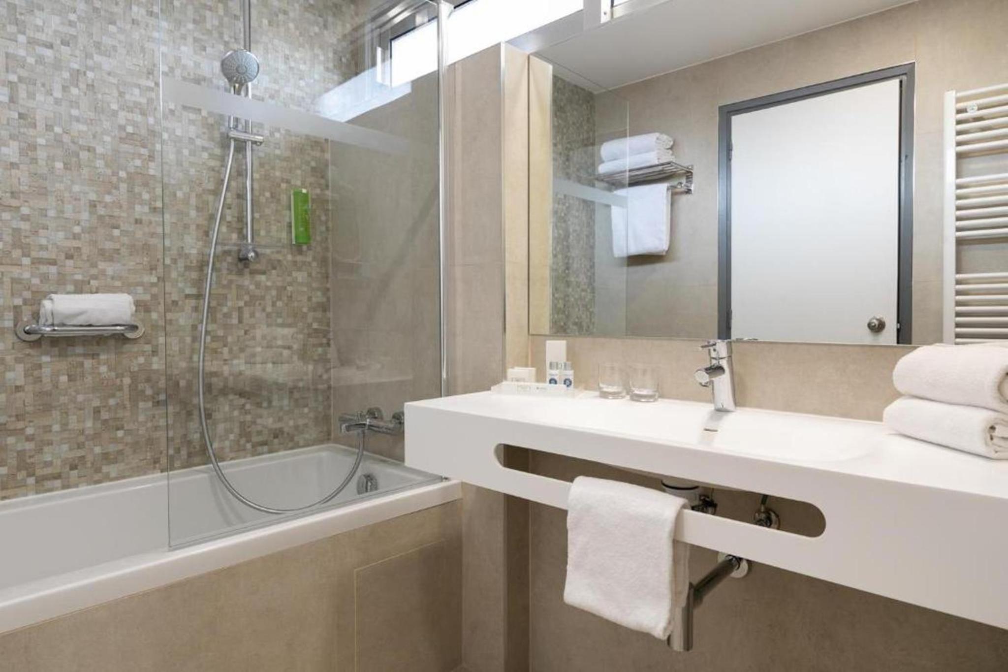 غرفة ثلاثية بشرفة، Best Western Hotel Mediterranee Menton 2/3