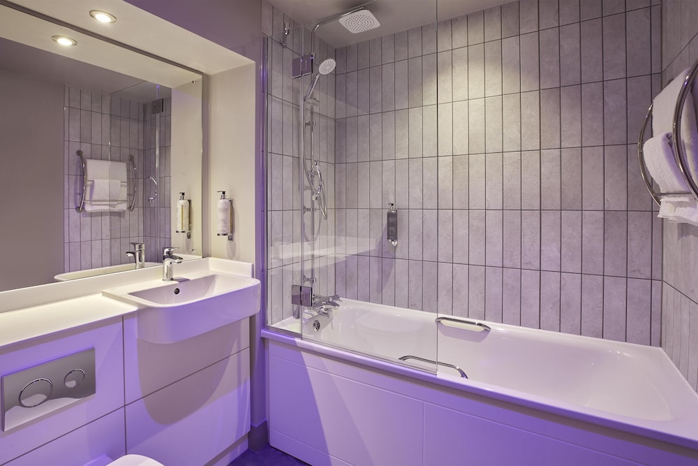 غرفة عائلية ثلاثية بسرير مزدوج وسرير فردي، Premier Inn Dudley Town Centre 2/3