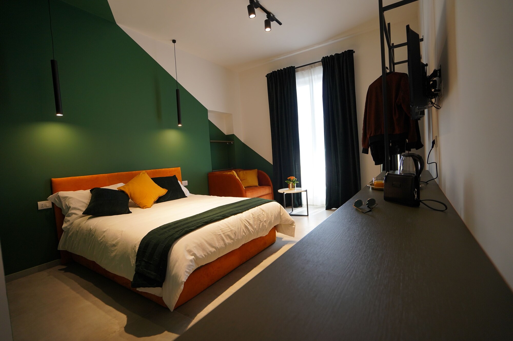 DELUXE, PARTIAL SEA VIEW