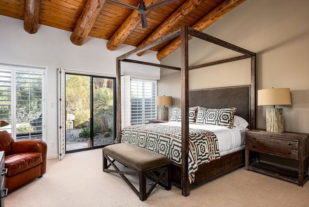 ROOM, KING BED