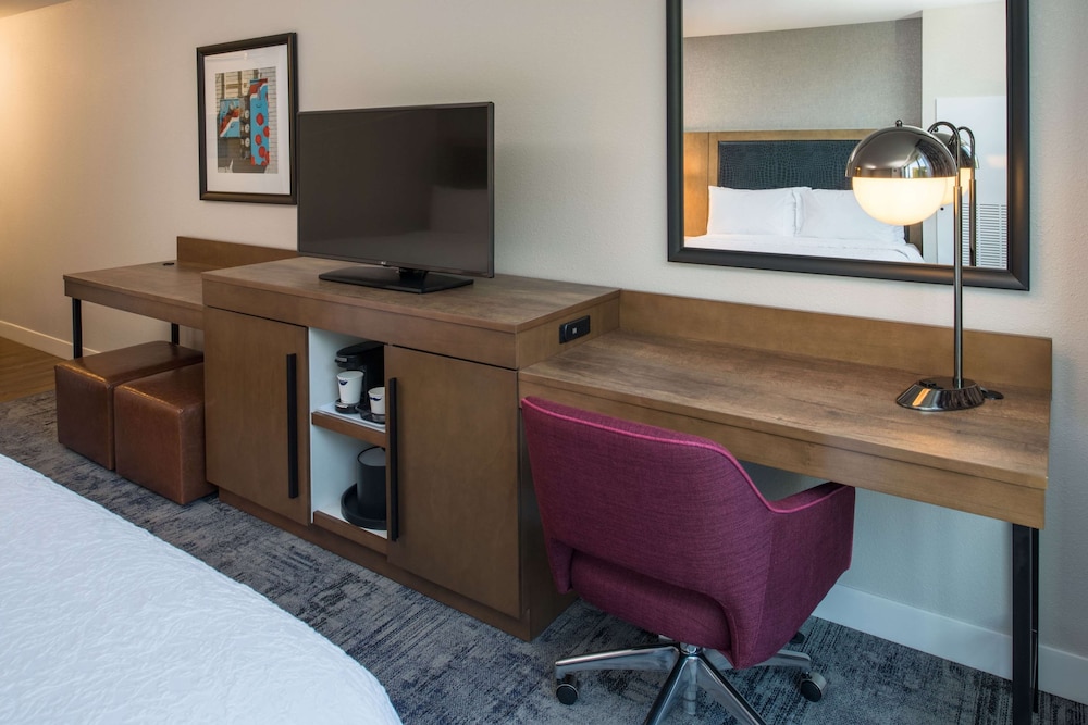 Hampton Inn and Suites by Hilton Portland-Pearl District 46/48