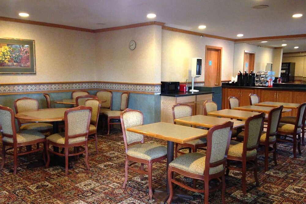 Travelodge by Wyndham Brooklyn Center 35/48