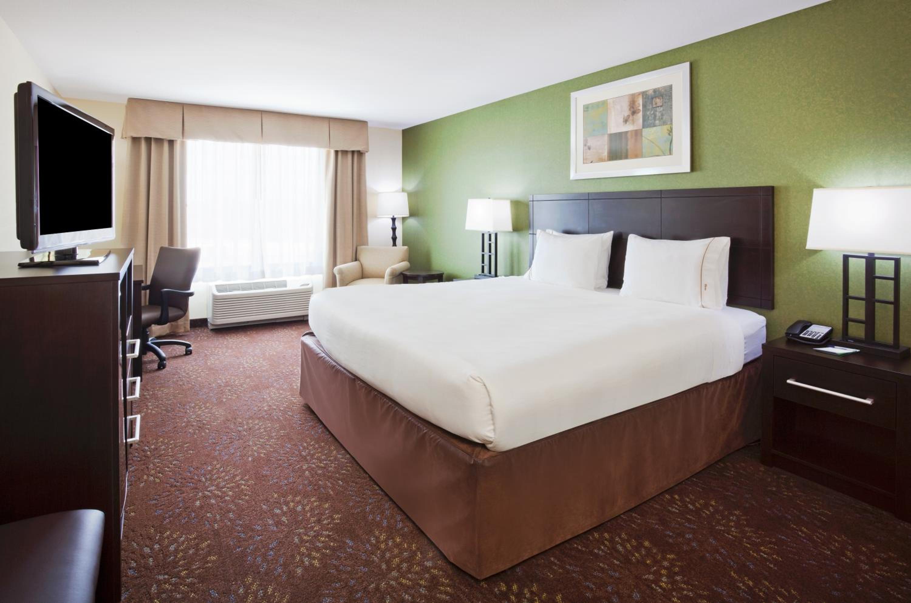 جناح بغرفة نوم واحدة لذوي الإعاقة، Holiday Inn Express Hotel Suites Rochester 3/9