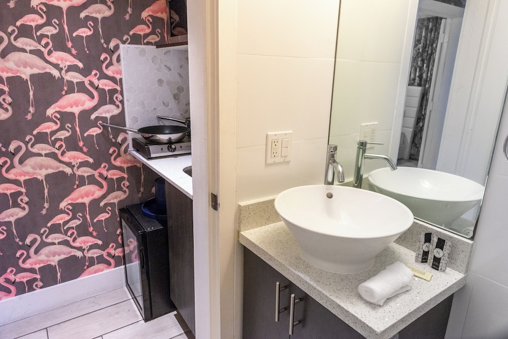 Waterside Hotel and Suites 84/86