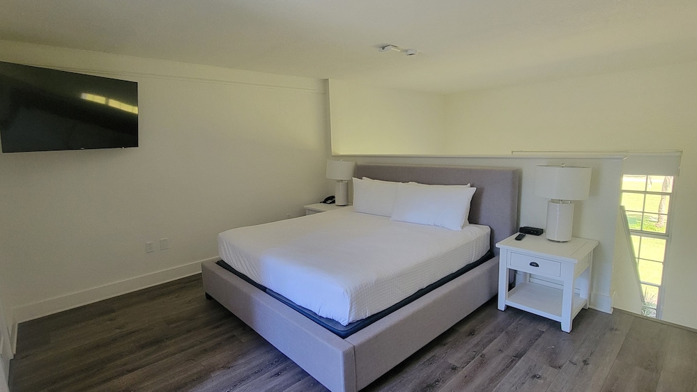Premier, Villa, King Bed, Golf Course View, Sofa