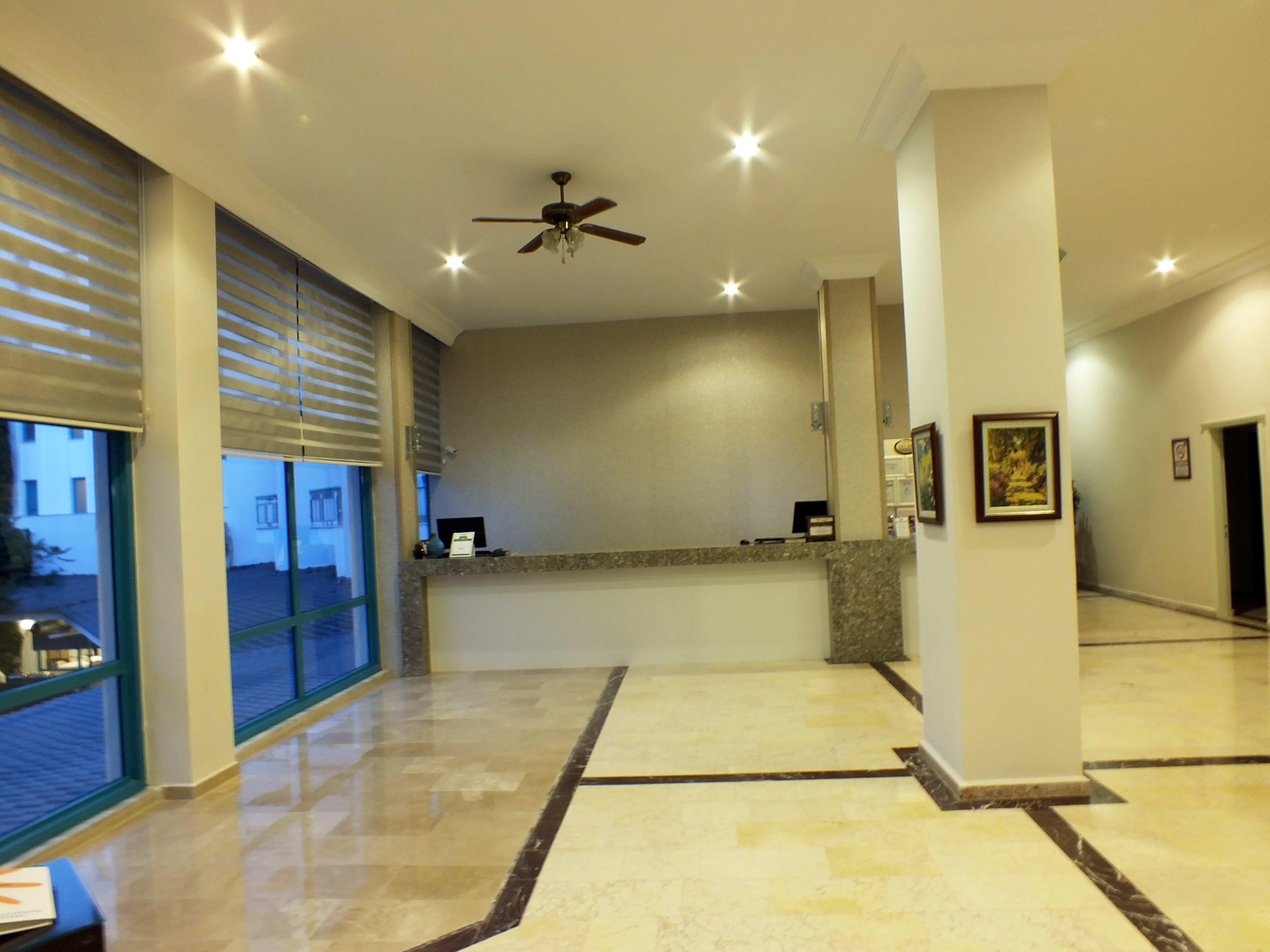 Tropical Hotel 2/9