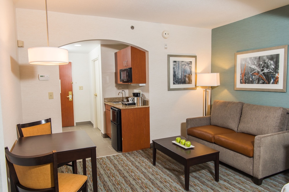 Wyndham Garden Erie 24/35