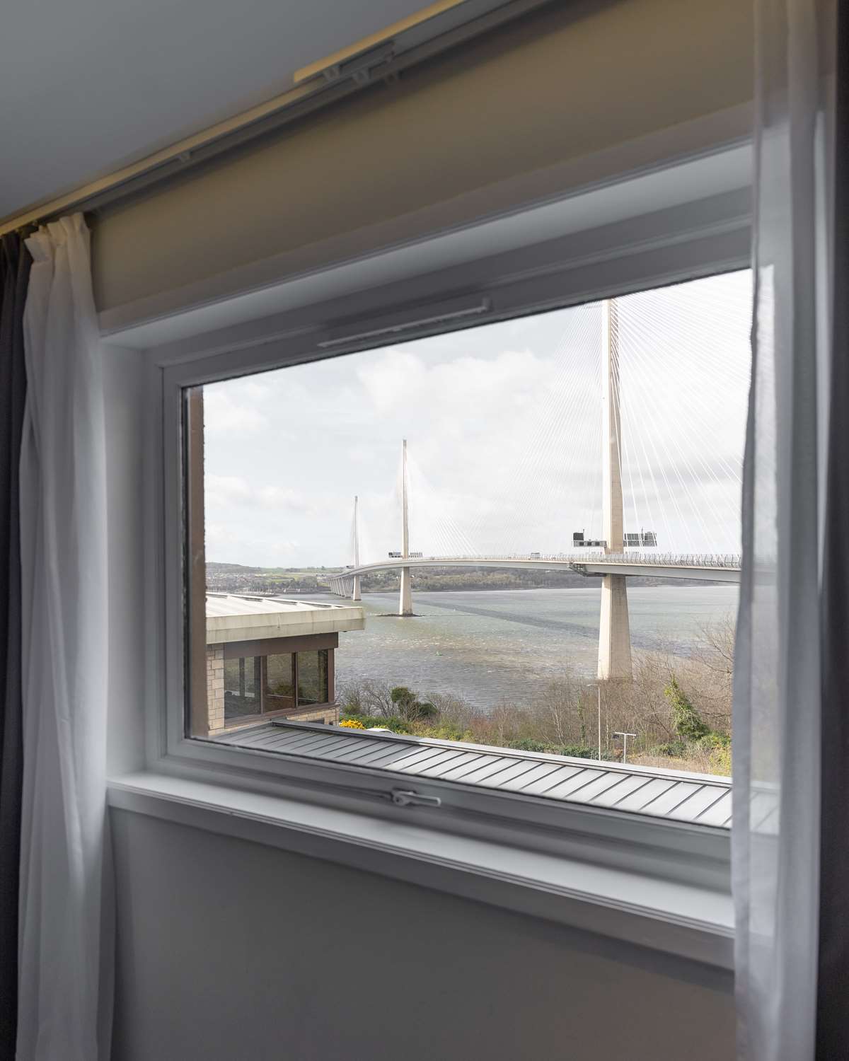 غرفة بسرير كينج بإطلالة، Doubletree By Hilton Edinburgh Queensferry Crossing 4/7