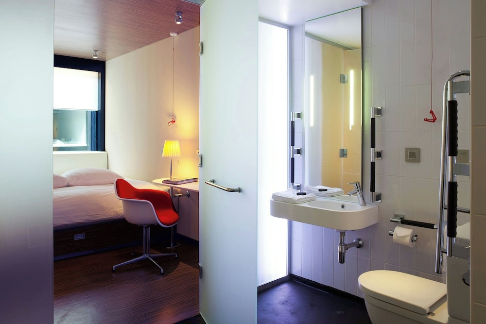 Room, King Bed, Accessible, Citizenm Tower Of London 3/4