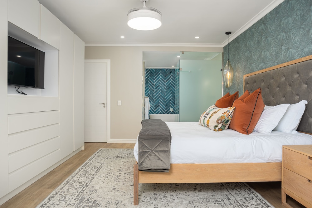 Dolphin Beach Hotel 24/76