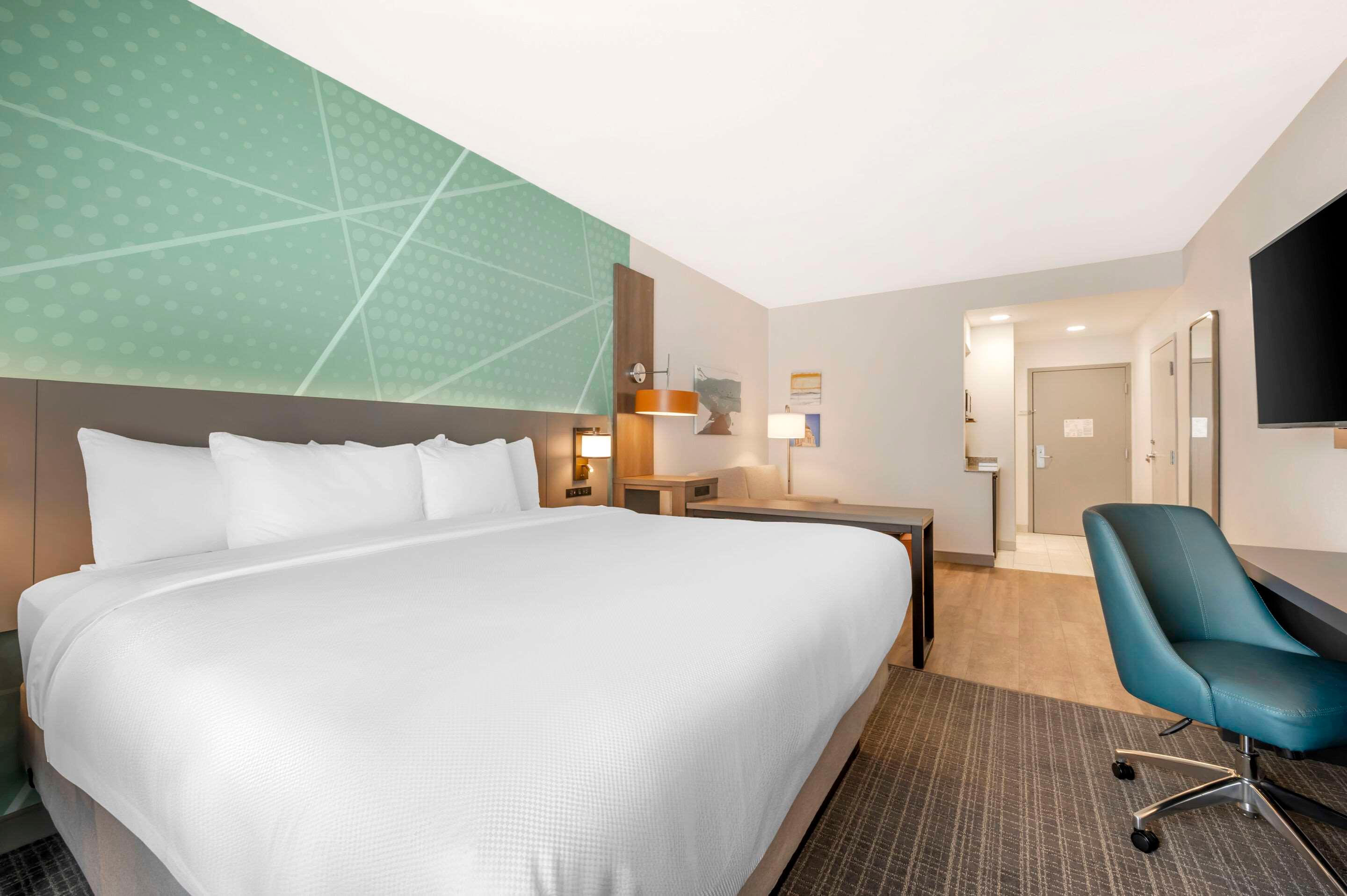 ROOM, KING BED, ACCESSIBLE