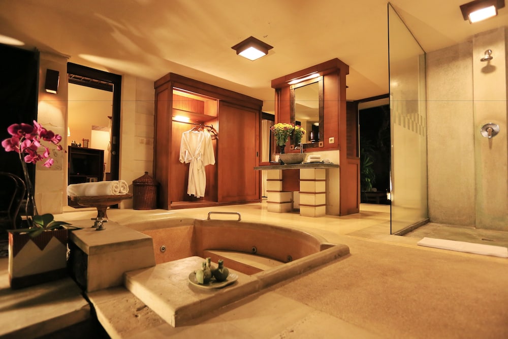 THE SANYAS SUITE 49/72