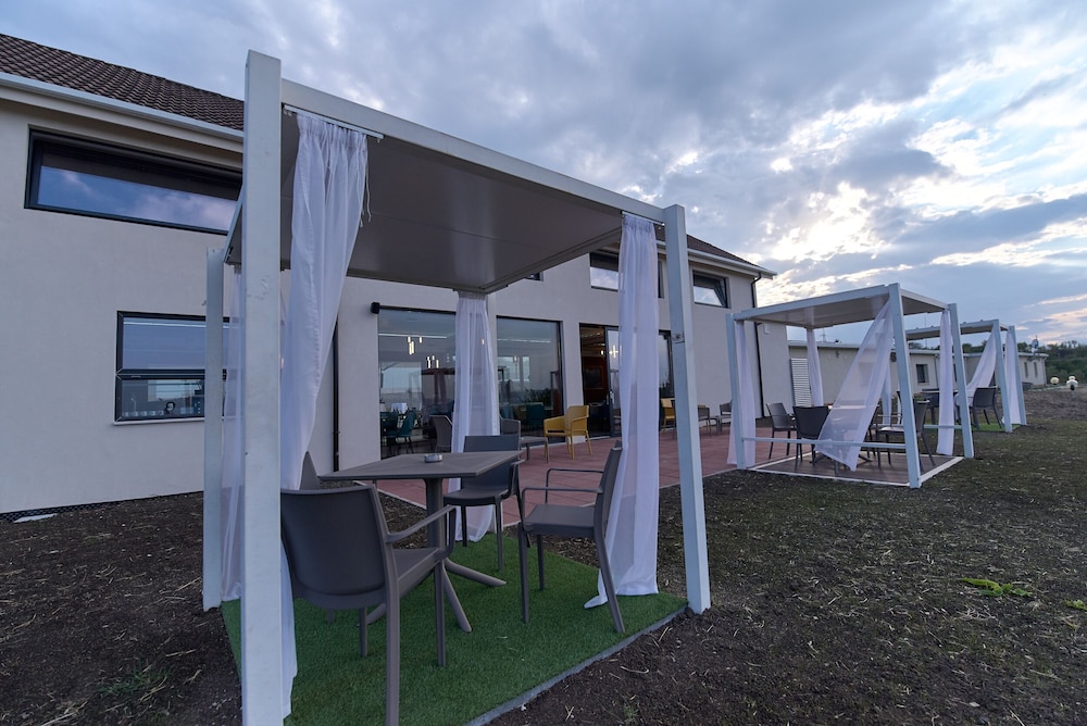 La Villa Hill Resort 38/40