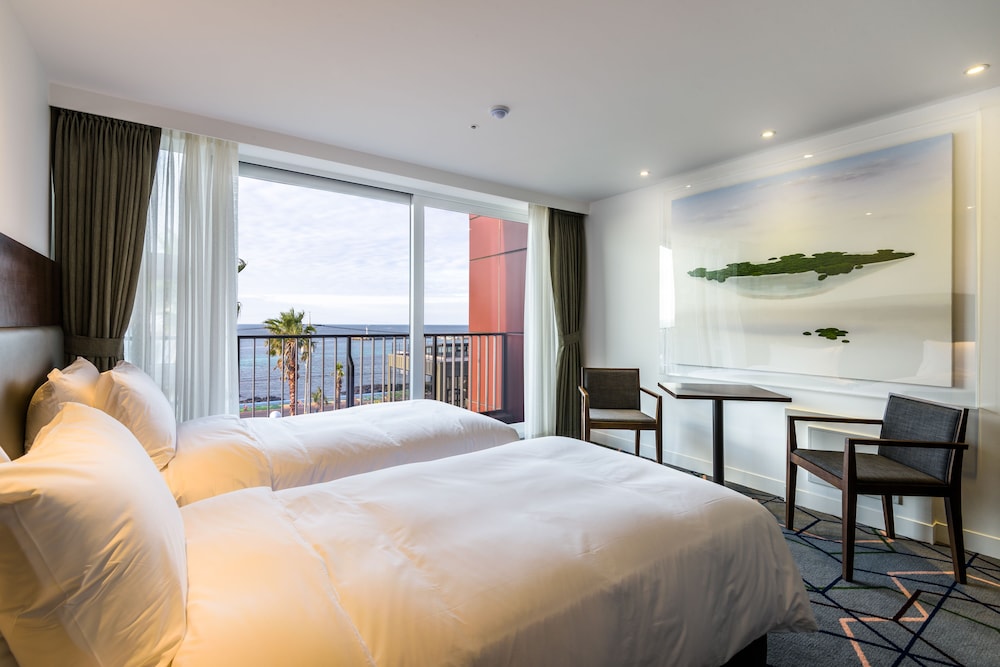 SUPERIOR, TWIN BEDS, PARTIAL OCEAN VIEW