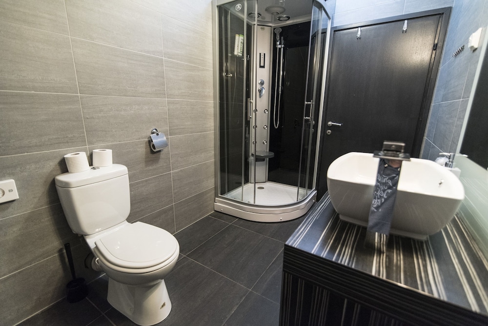 COOL ROOMS ZAGREB AIRPORT 17/62