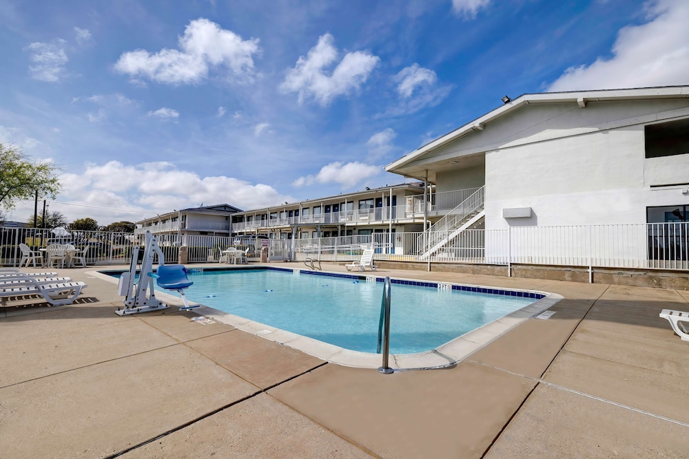 Motel6 Denton, TX - UNT 36/60