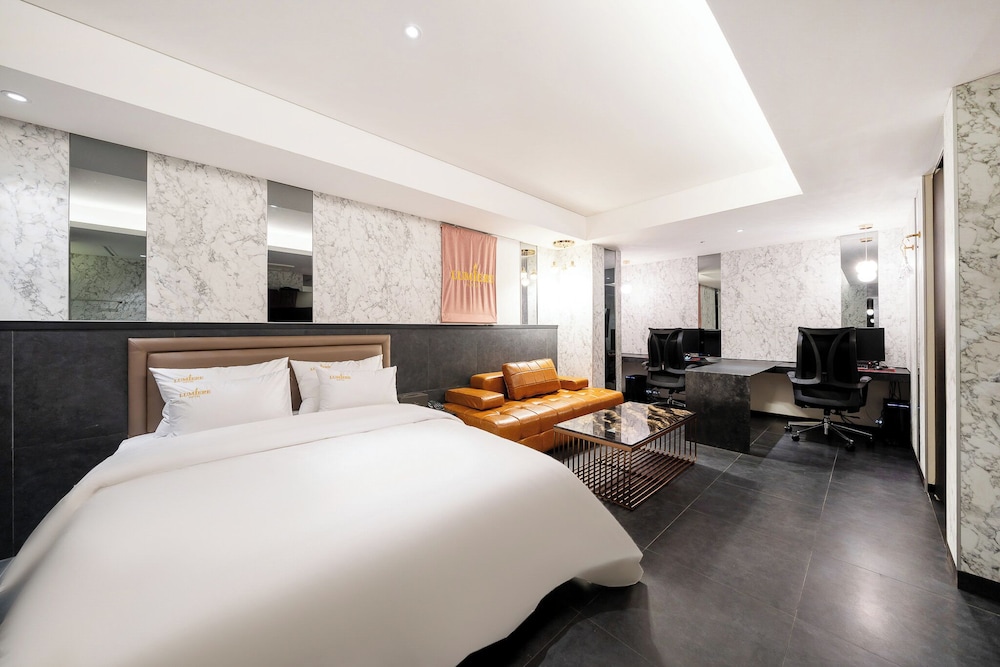 Adlige Hotel 17/54
