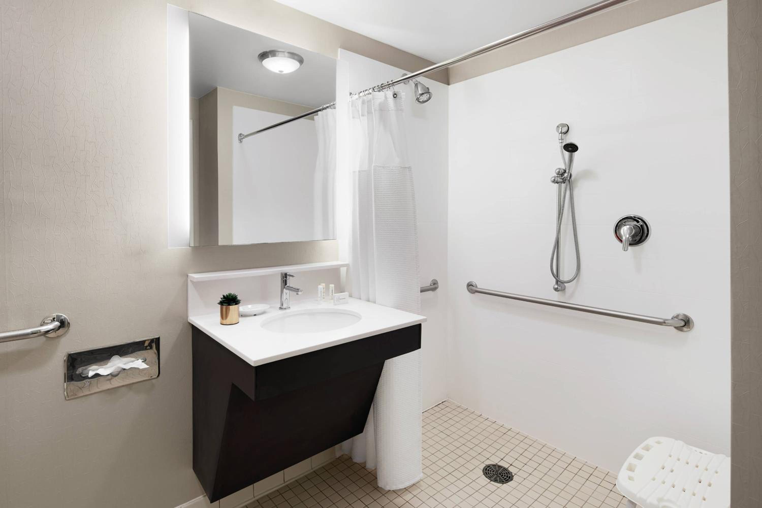 جناح بسرير كينج مع سرير سحّاب إضافي مع أريكة بحوض استحمام لذوي الإعاقة، Springhill Suites Richmond North Glen Allen Ex Springhill Suites Richmond Virginia Center 2/4