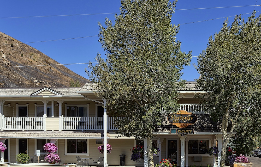 Parkway Inn 2/64