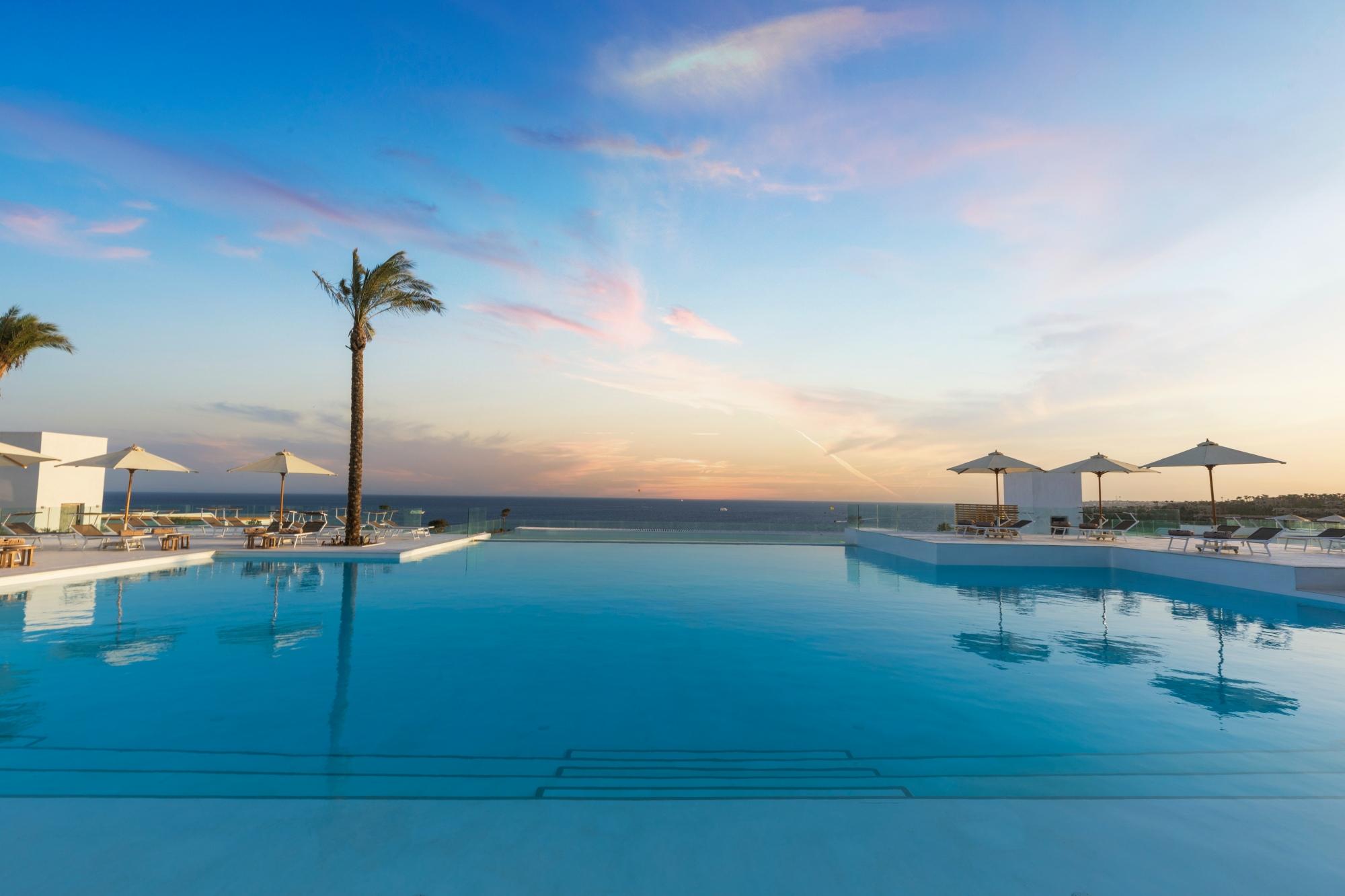 Deluxe, Pool Access