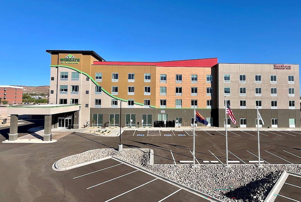 Hawthorn Extended Stay by Wyndham Kingman 25/27